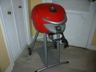 BBQ elec Char Broil Patio Bistro. Tres propre. Rouge/gris., View more