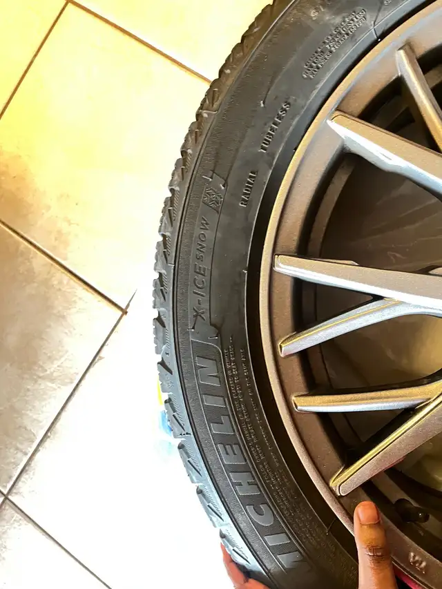 17" Alloy wheel w/ winter tyres in Tires & Rims in Hamilton - Image 3