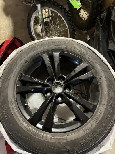 ### **Mags 17’’ + pneus 225/65R17 – Comme neufs !** **Jamais utilisés !** Cherche preneur pour un su...