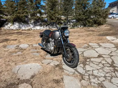 Kawasaki kz1300 1980. Six cylindre en ligne! Seulement 28 000km. Placable sans inspection. Elle n'es...