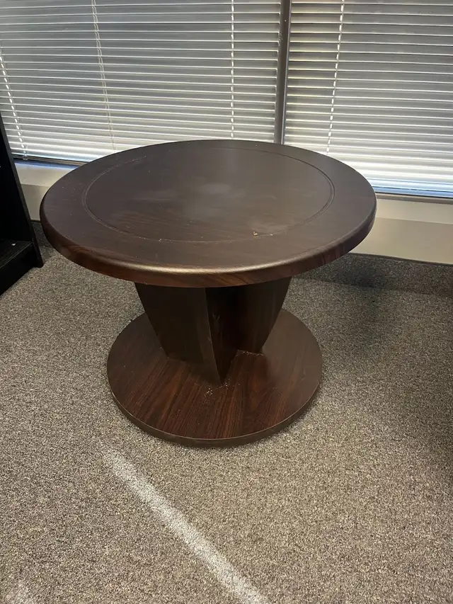Round coffee table in Coffee Tables in Markham / York Region - Image 2