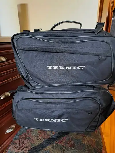 Sacoches pour moto Très propres avec beaucoup de rangement Marque Teknic