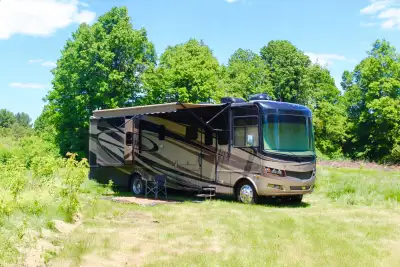 Réparations et entretiens nombreux au cours des deux dernières années Equipements: Deux télévisions...