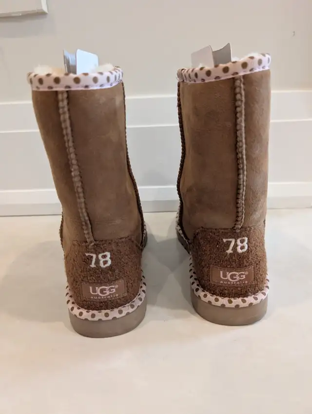 UGG Australia Classic Short 78 Collection Boots Chestnut Size 6 in Women's - Shoes in Markham / York Region - Image 5