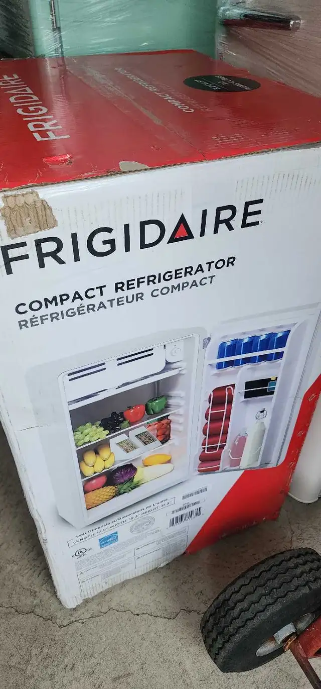 WHITE Frigidaire 19.5 in. 3.2 cu ft. Compact Refrigerator in Refrigerators in Markham / York Region - Image 4