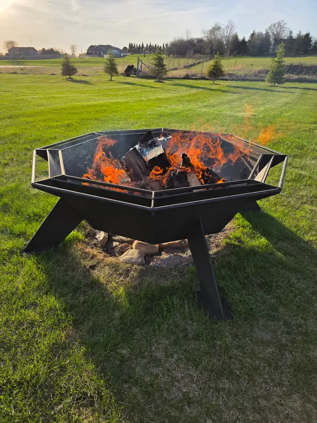 Octagon Fire Pit590084647976980483