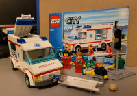 Lego City # 4431 - Ambulance Hospital Complete Set