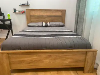 Lit en très bon état. Matelas et lit environ 2 ans.