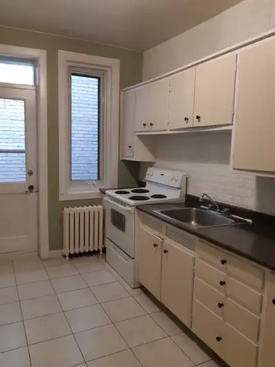 5 1/2: monthly rent from $1790 Include: - heating and hot water - fridge and stove - large living ro...