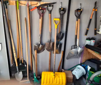 Pelle, rateau, pioche et brouette, View more