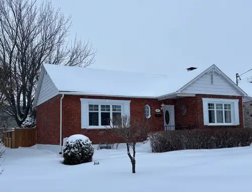 Magnifique maison soigneusement entretenue, offrant un excellent équilibre entre confort, espace et...