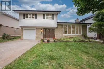 Stunning fully renovated 4-bedroom home on an oversized lot in Falgarwood. Approx. 2,000 sq ft of to...