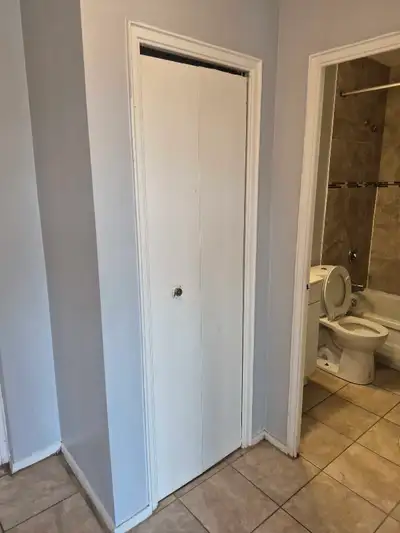 A room and palour is available in an apartment at 1425 Rosenthal Avenue,1minute to Merivale Road,Ott...