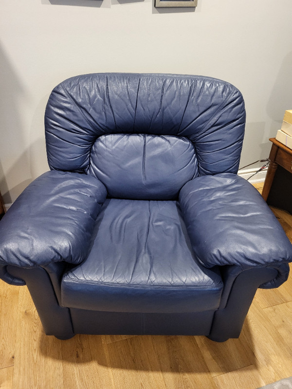 Coja Genuine Canadian Leather Sofa and Chair in Couches & Futons in Oakville / Halton Region - Image 2