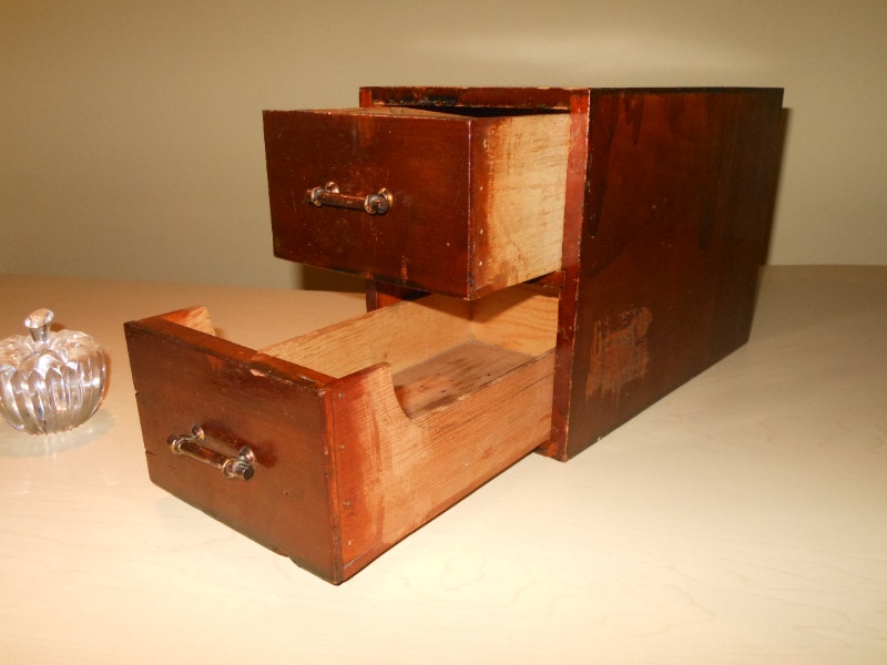 Boitier antique à tiroirs Vintage storage with drawers