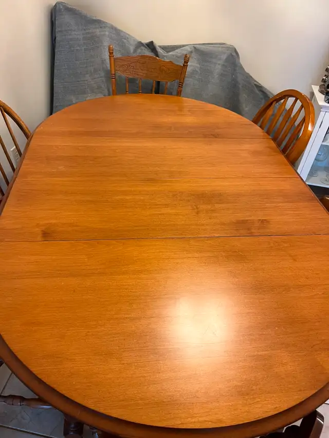 Krogher solid maple table with 2 leaves & 6 chairs in Dining Tables & Sets in Kingston - Image 3
