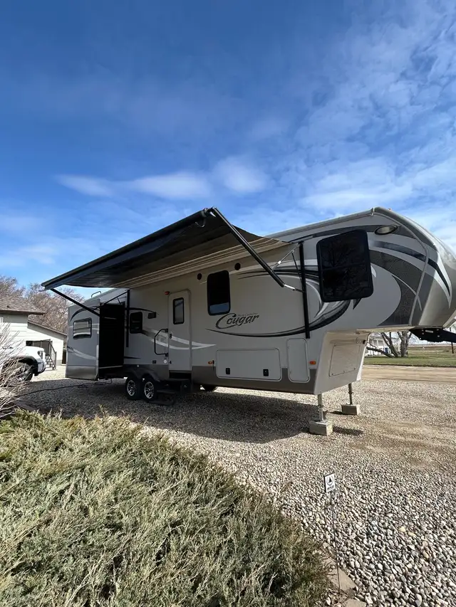 Fifth Wheel 2013 Cougar High Country 315RES - Spacious & Cozy in Travel Trailers & Campers in Regina - Image 9