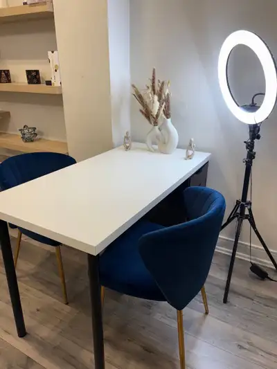 Don't miss this incredible opportunity Manicure table for rent !!! This professional site is located...