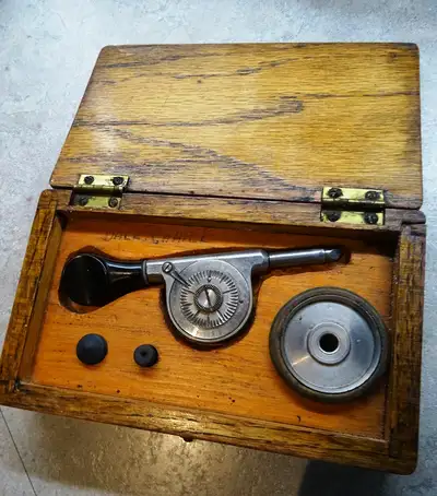 ca1897 MACHINIST ENGINEERS speed indicator set L.S. STARRETT in gorgeous CARVED WOOD CASE bakelite h...