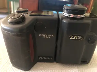 Nikon Coolpix 995 digital camera, View more