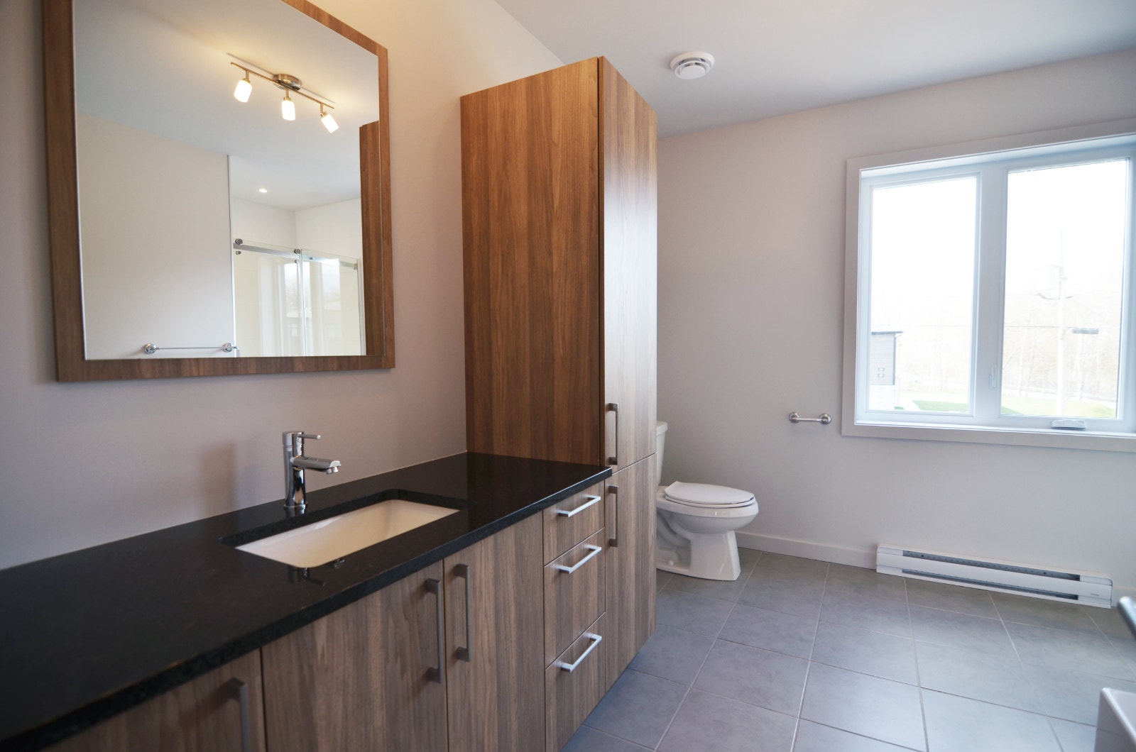 Août GRATUIT! Grand 5½ à Fleurimont – 3 chambres – 1 575 $ — photo 3