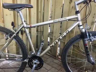 Vélo de montagne Norco Magnum cadre 18po, presque neuf, léger, View more