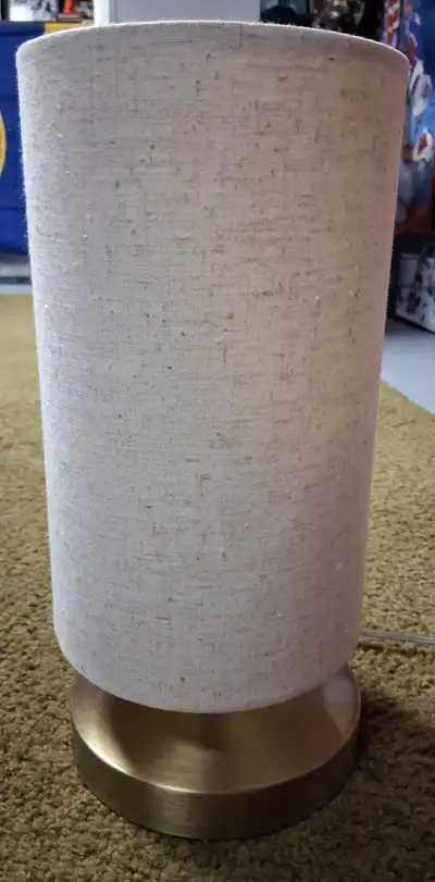 Lampe de chevet beige, hauteur 13 pouces, excellente condition, View more
