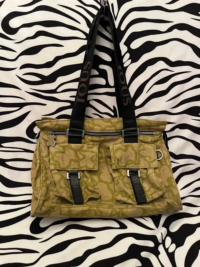 TOUS camouflage nylon tote bag in Women's - Bags & Wallets in City of Toronto - Image 2