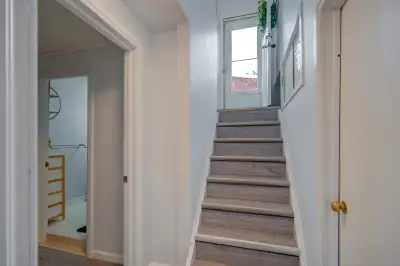 Cozy one bedroom basement apartment available in a desirable west end Kingston location. ~ one parki...