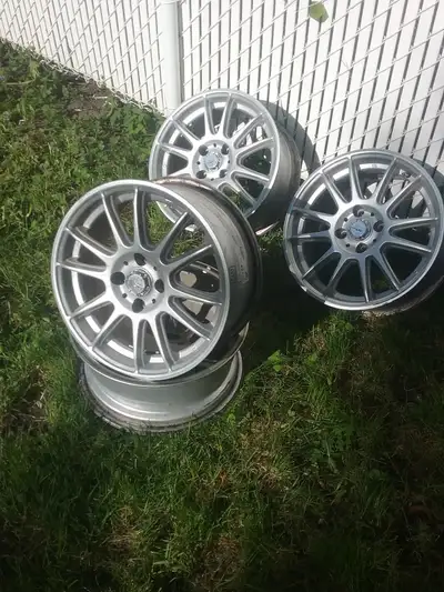 Mag(roues en alliage) avec noix assortis, en bon état, voir photos pour specs pertinentes.