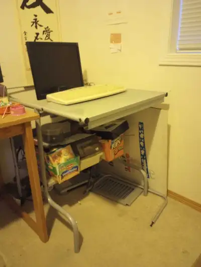Strong steel computer table