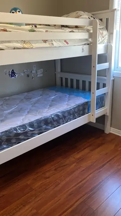 Deux lits superposés avec deux  matelas, View more