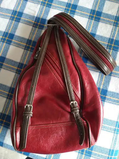 SAC À MAIN EN CUIR COULEUR ROUGE ACHETÉ EN ESPAGNE SE TRANSFORME EN SAC À DOS PRATIQUE POUR LES ESCA...