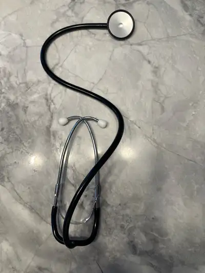 This pre-owned 3M Littmann stethoscope features a durable black tubing and a high-quality stainless...