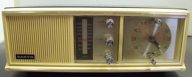 SANYO TRANSISTOR RADIO MODEL 9F-424 (1970'S) in Arts & Collectibles in Lethbridge - Image 4
