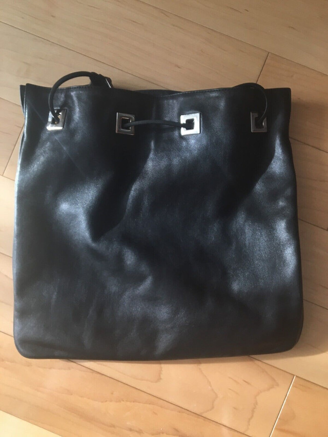 Gucci bucket bag vintage black leather dans Femmes - Sacs et portefeuilles  à Longueuil/Rive Sud - Image 2