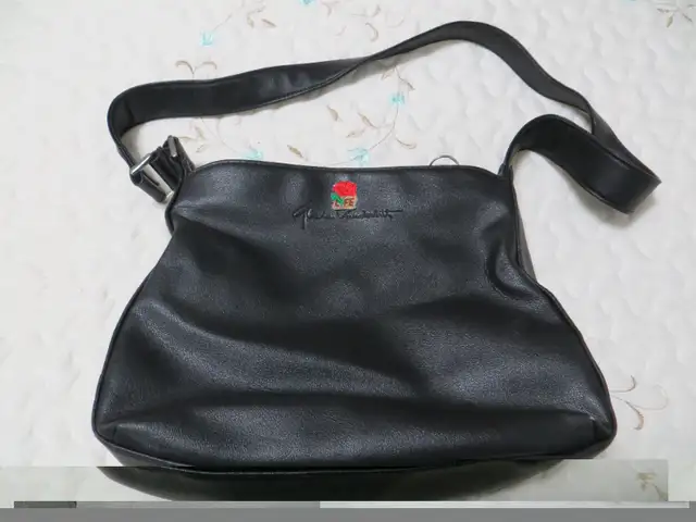 Purses, Shoulder Bags, Crossbody Bags in Women's - Bags & Wallets in Mississauga / Peel Region - Image 5