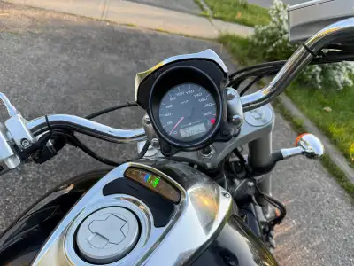 This pre-owned Suzuki M50 is a reliable cruiser featuring an 805cc liquid-cooled V-twin engine and a...