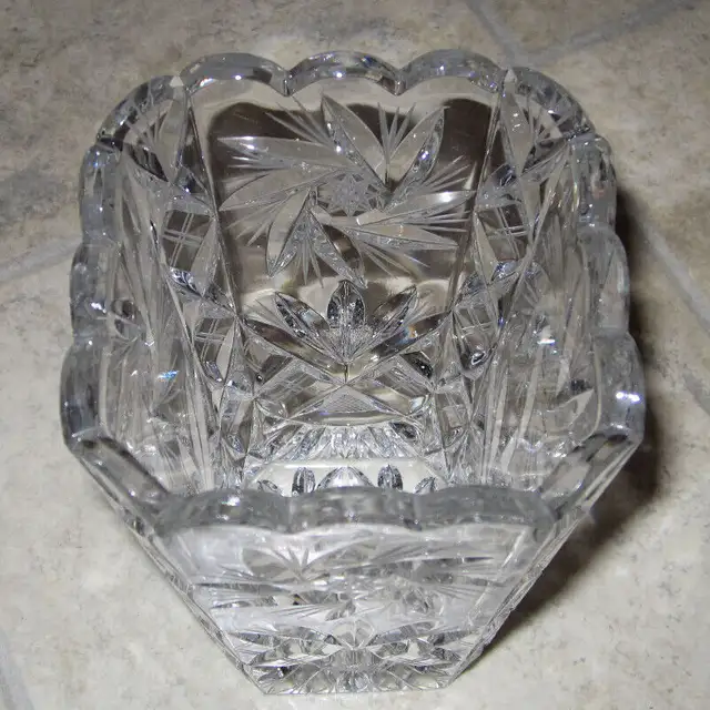 Crystal vase in Home Décor & Accents in Edmundston - Image 3