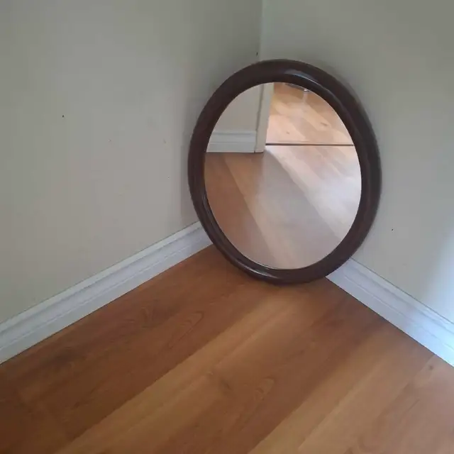Vintage oval Mirror ** minor flaw** in Home Décor & Accents in Edmonton - Image 5