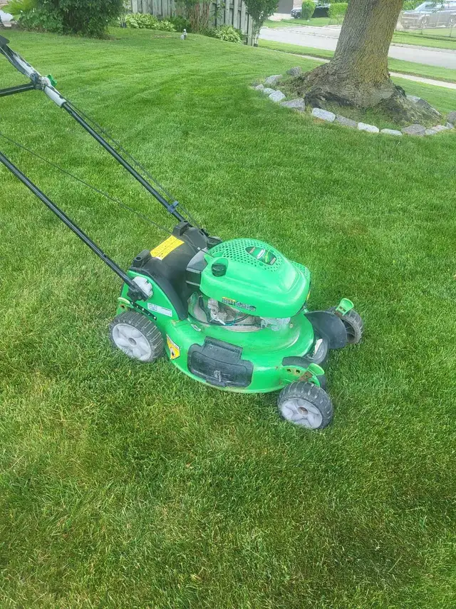 Yardworks Lawnboy.Mower in Lawnmowers & Leaf Blowers in Mississauga / Peel Region - Image 4