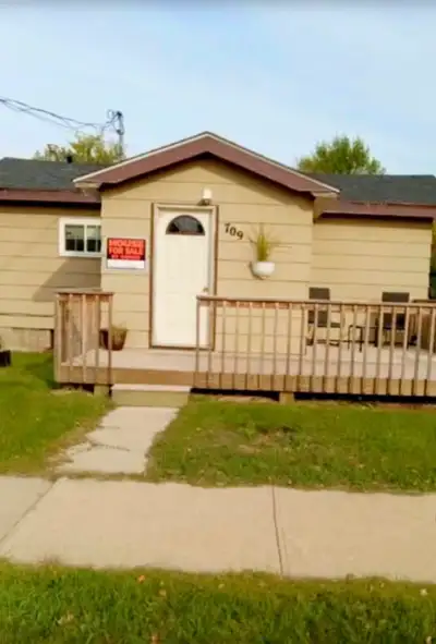 MUST SELL OPEN TO OFFERS 709 Main Street Oxbow SK 1100 Sq Feet House + 55x110 empty lot- all service...