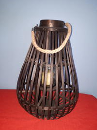 Lanterne décorative en bois 20 po. de haut  15$