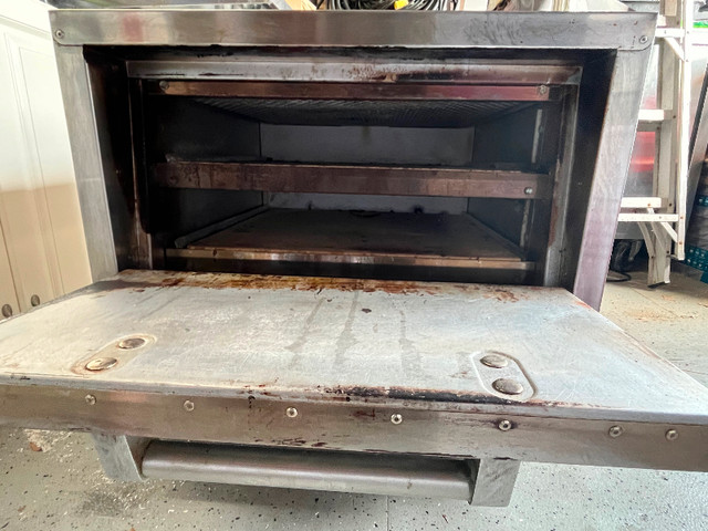 Bakers Pride  Pizza Oven in Industrial Kitchen Supplies in Oshawa / Durham Region - Image 2