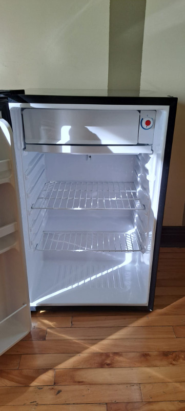 mini Réfrigérateur 4.4pi³, Danby, avec congélateur fermé dans Réfrigérateurs  à Ville de Montréal - Image 2