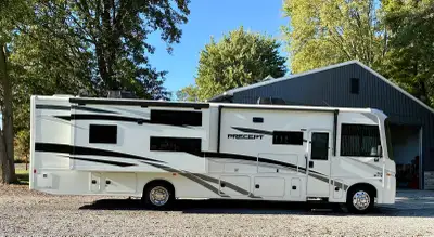 Sleeps 8, Bunk beds 2 Full Bathrooms Outdoor Entertainment Add on Under Carriage Storage Generator u...