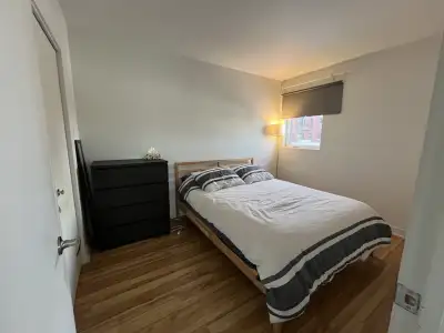 *English will follow* 3 1/2 de 650 p2 de 1575$ / mois Disponible le 1er février Très bel immeuble de...