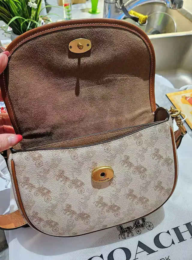 Coach Harley Crossbody Bag featuring the brand's iconic horse  in Bags & Luggage in Mississauga / Peel Region - Image 7