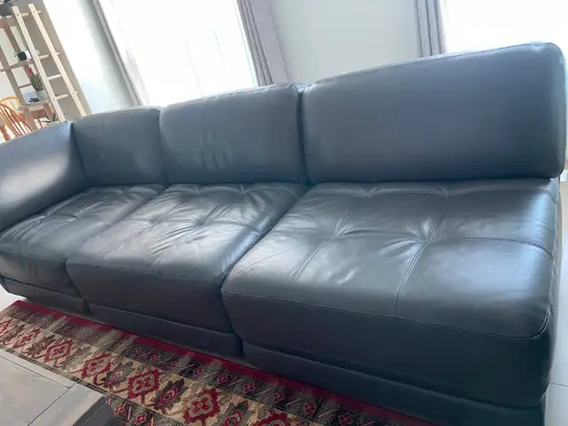 Chateau D'Ax Sectional Leather Sofa in Couches & Futons in Barrie - Image 4