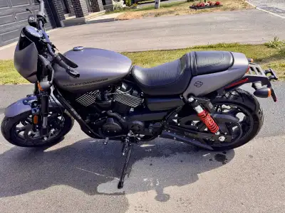 This used Harley Davidson Street Rod 750 is ready for the road! It features a powerful 749cc liquid-...